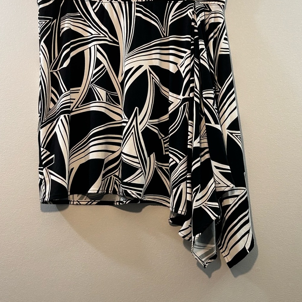Banana Republic black-and-white asymmetrical skirt in a size M